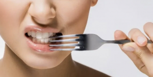 paciente preocupado por notar sabor metálico en la boca